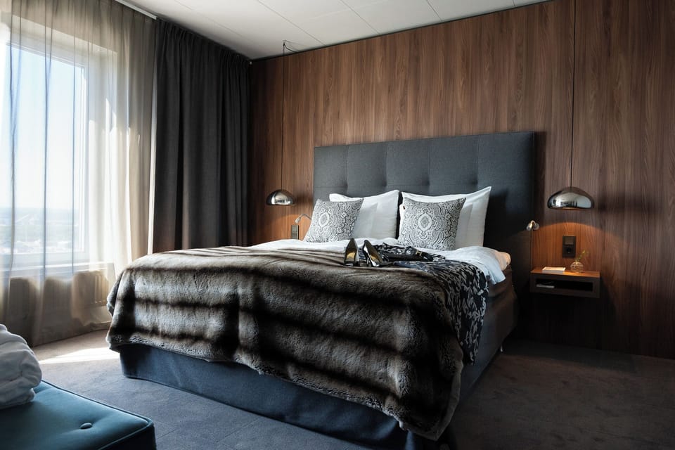 Suite (Winter) | Minibar, in-room safe, desk, laptop workspace