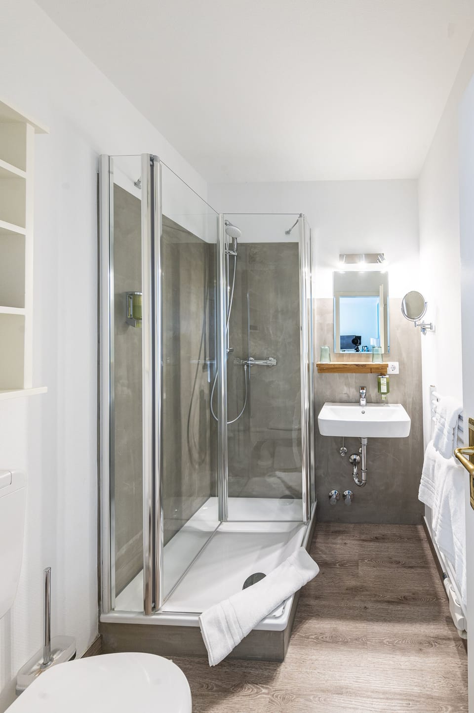 Shower, free toiletries, hair dryer, towels