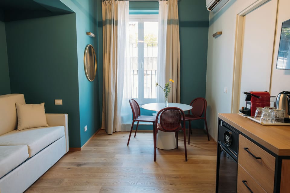 Studio Suite, Balcony | Minibar, in-room safe, desk, soundproofing