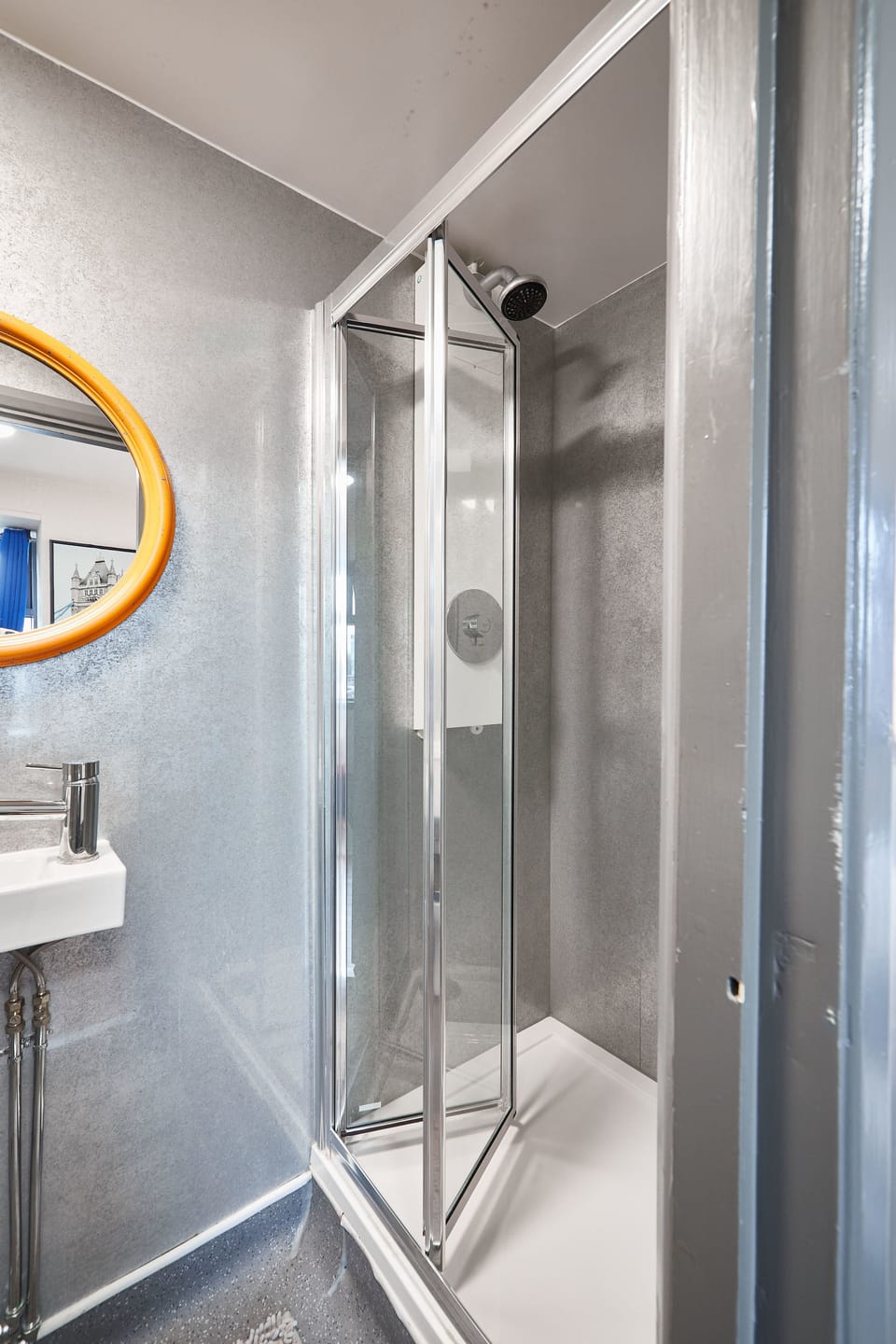 Shower, soap, shampoo, toilet paper