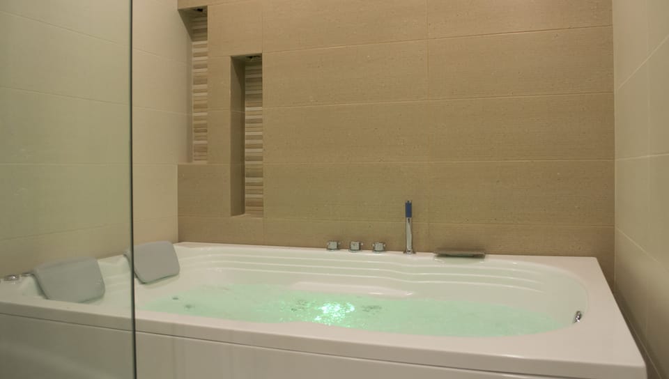 Jetted tub