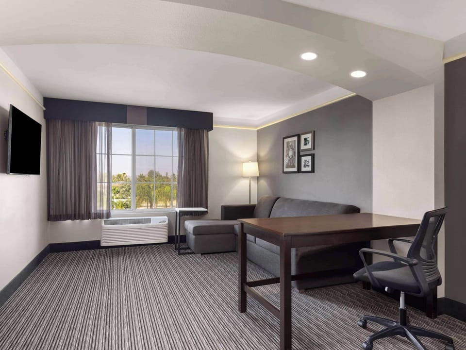 Executive Room, 1 King Bed, Non Smoking | Premium bedding, desk, blackout drapes, iron/ironing board
