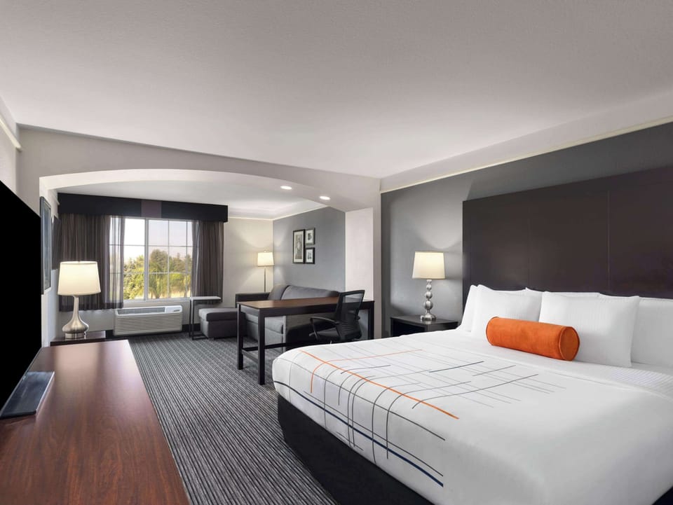 Executive Room, 1 King Bed, Non Smoking | Premium bedding, desk, blackout drapes, iron/ironing board