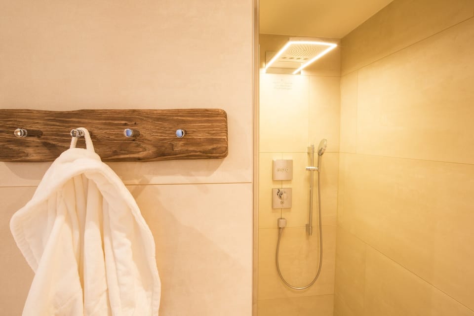 Couples treatment rooms, sauna, steam room, body treatments