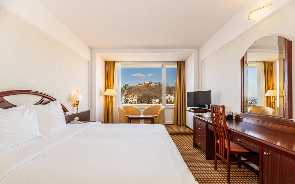 Standard King with SPA access | Minibar, in-room safe, desk, soundproofing