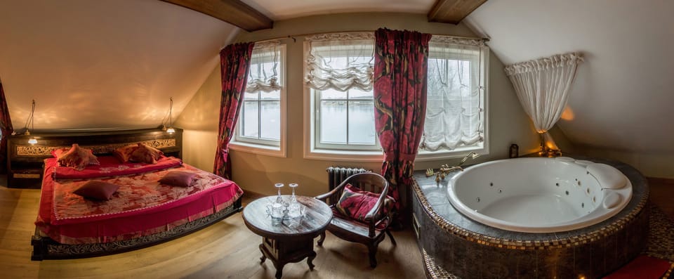 Luxury Suite, Jetted Tub, Lake View | Premium bedding, desk, iron/ironing board, rollaway beds