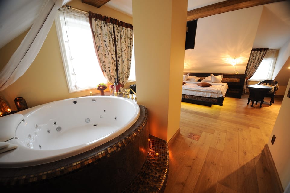Luxury Suite, Jetted Tub, City View | Jetted tub