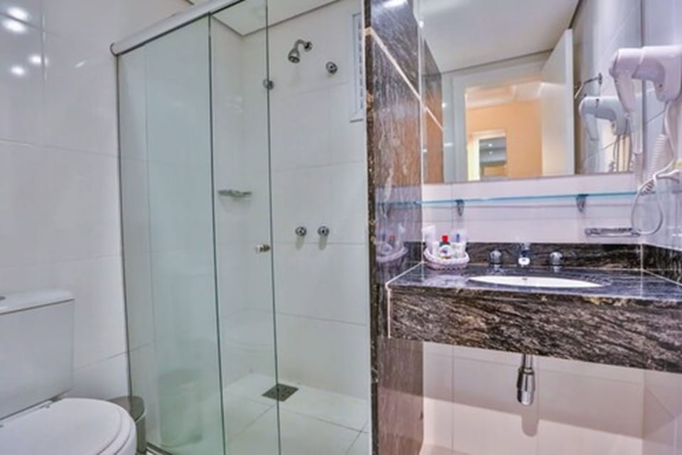 Standard Twin Room, 2 Twin Beds | Bathroom | Shower, free toiletries, hair dryer, towels