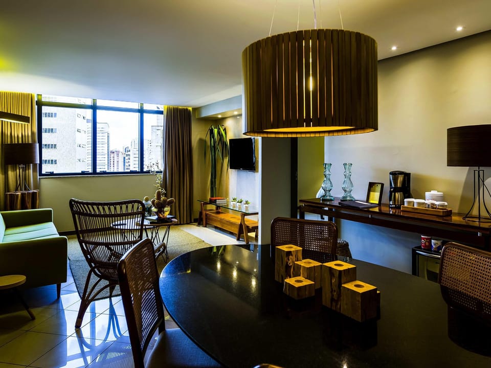 Executive Suite, 1 King Bed | Premium bedding, pillowtop beds, minibar, in-room safe