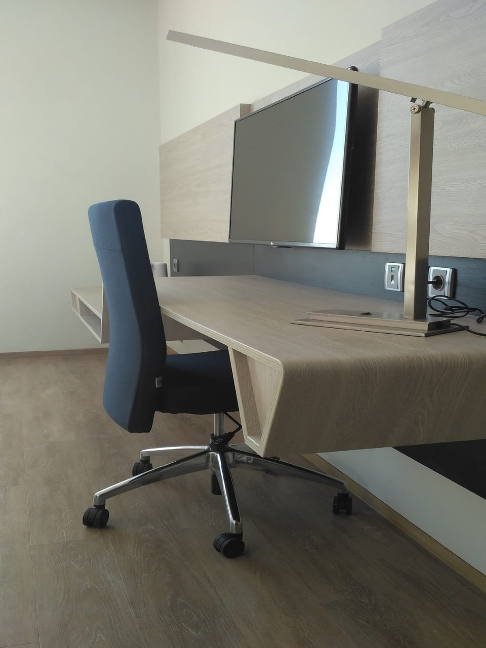 Deluxe Room | In-room business center