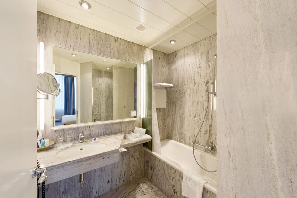 Combined shower/tub, free toiletries, hair dryer, towels