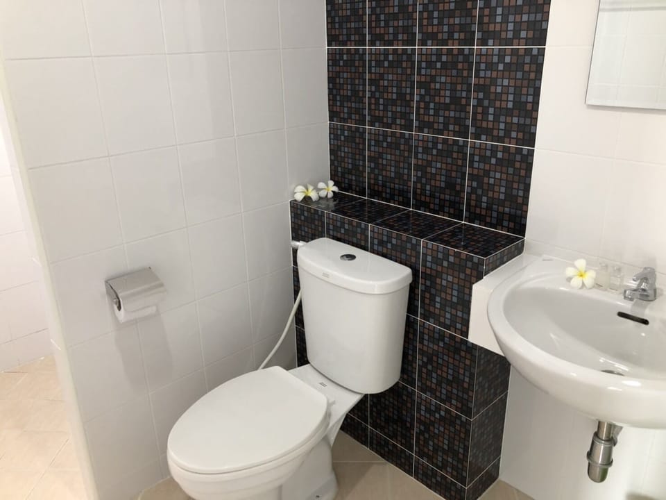 Standard Single Room | Bathroom | Free toiletries, hair dryer, towels