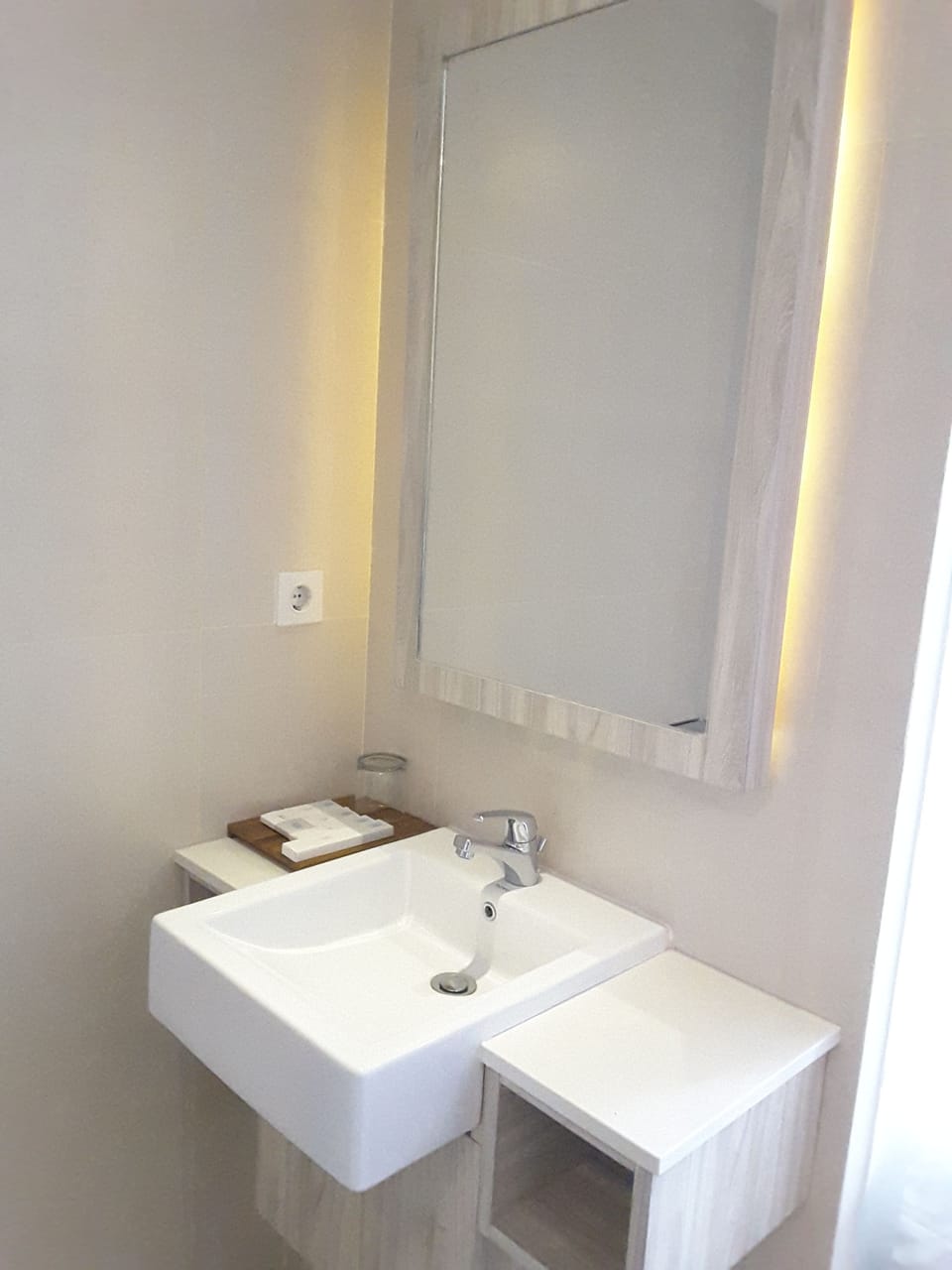 Bathroom sink
