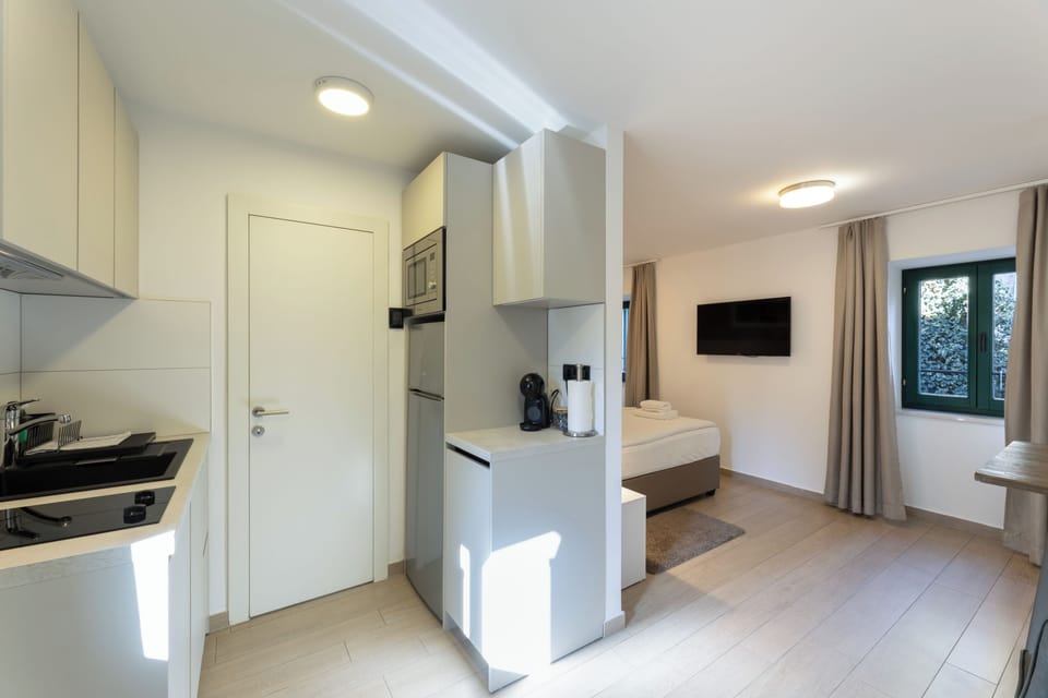 Studio, Balcony, Courtyard View | Premium bedding, pillowtop beds, in-room safe, individually furnished