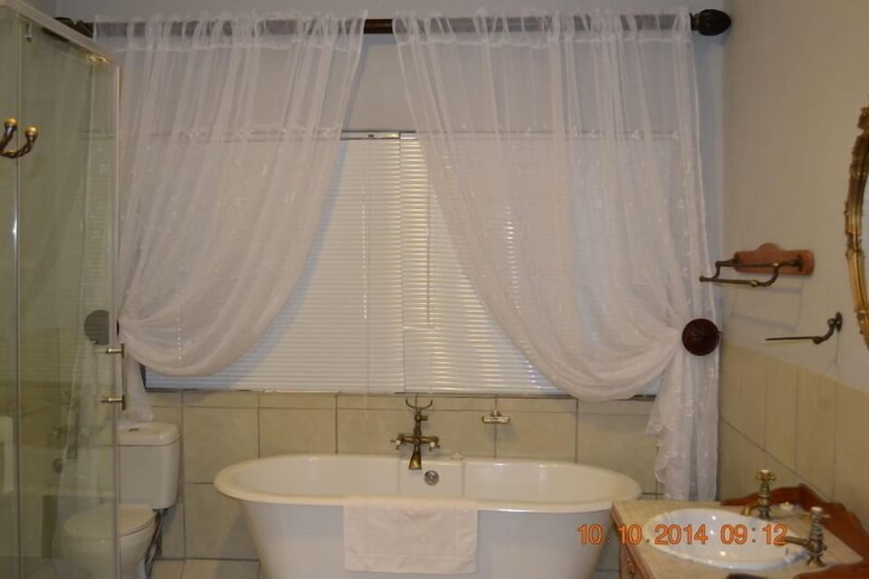 Honeymoon Suite | Bathroom | Hair dryer, towels, soap, shampoo