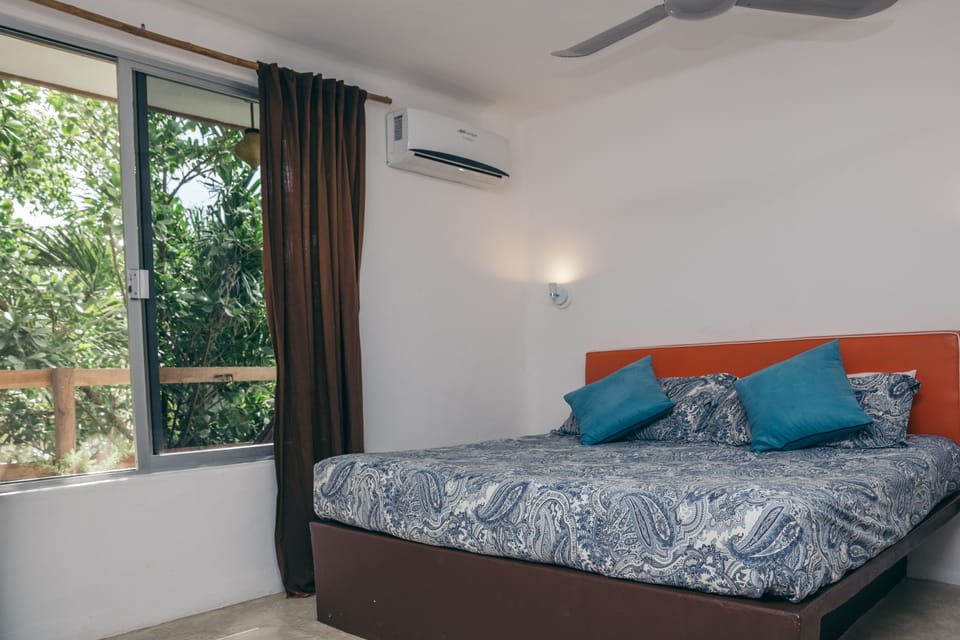 1 king bed room - Deposit by paypal required | Premium bedding, Tempur-Pedic beds, minibar, in-room safe