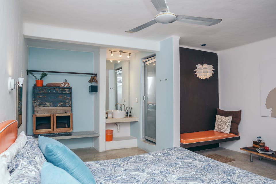 1 king bed room - Deposit by paypal required | Premium bedding, Tempur-Pedic beds, minibar, in-room safe