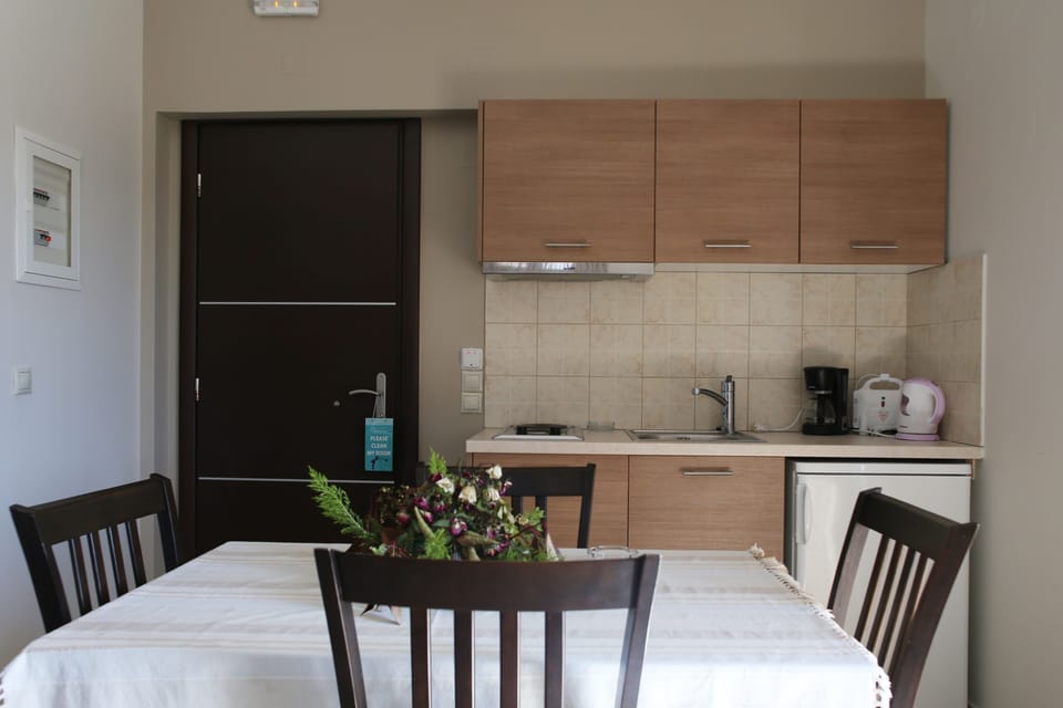 xxxExecutive Studio | Private kitchenette | Fridge, stovetop, coffee/tea maker, electric kettle