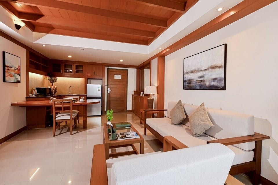 Deluxe Room | Living area | 40-inch LED TV with cable channels, TV