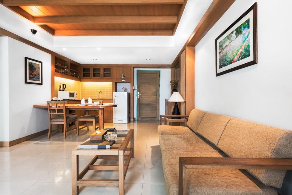 Deluxe Room | Living room | 40-inch LED TV with cable channels, TV