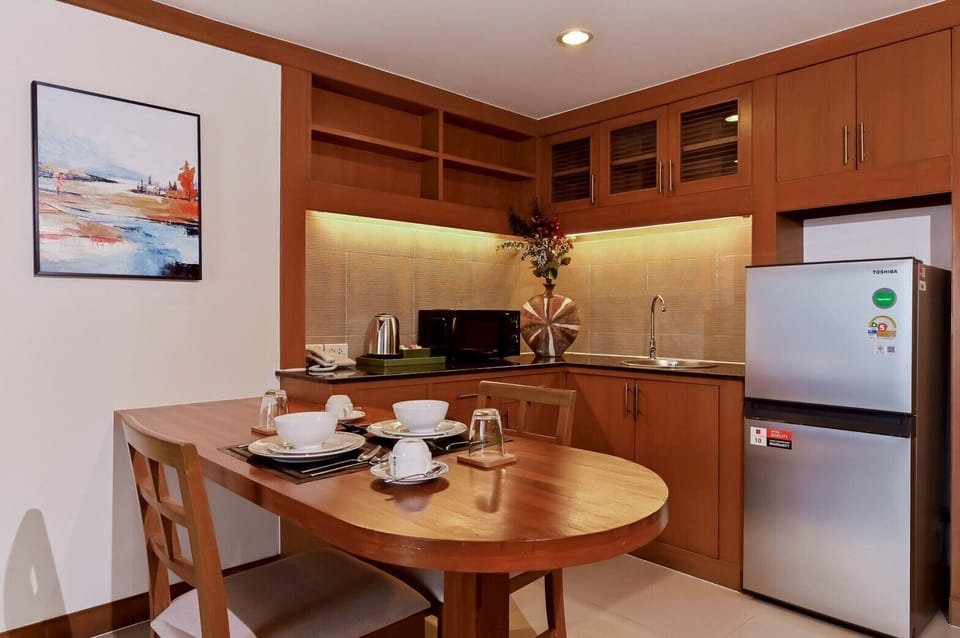 Deluxe Room | Living area | 40-inch LED TV with cable channels, TV