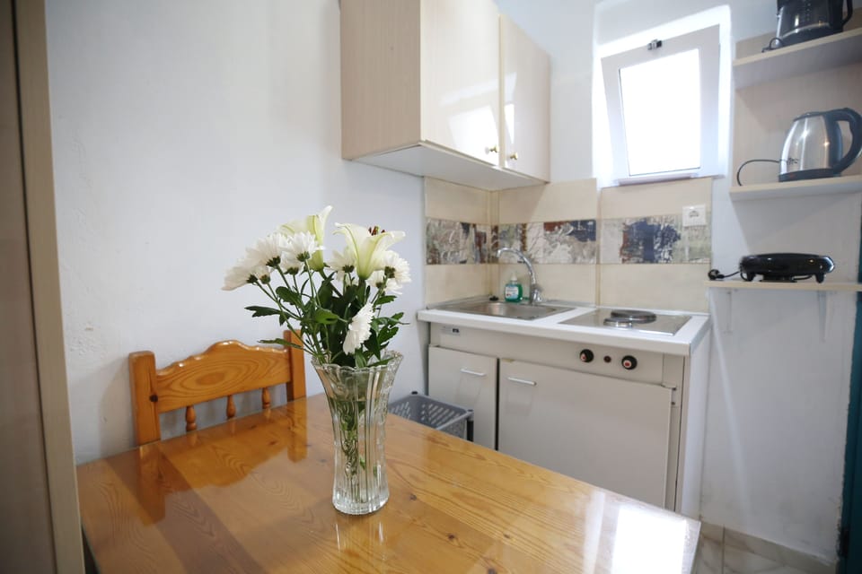 Apartment, Garden View | Private kitchen | Fridge, stovetop, electric kettle, cookware/dishes/utensils