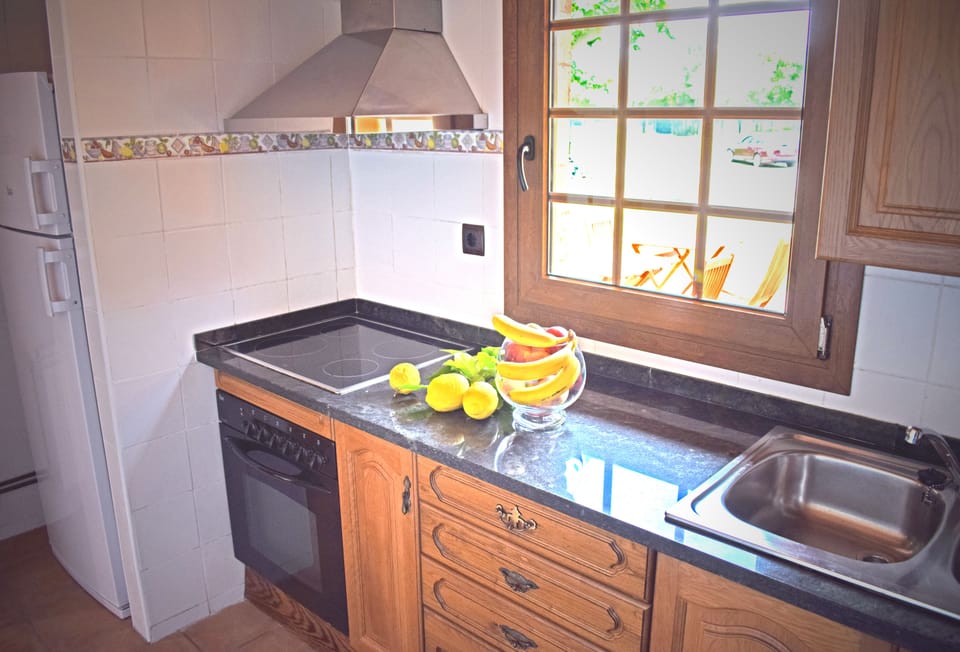 Studio with garden view | Private kitchen | Coffee/tea maker, electric kettle