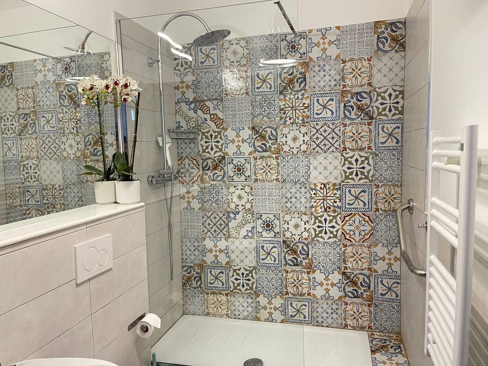 Executive Double Room | Bathroom | Shower, rainfall showerhead, hair dryer, towels
