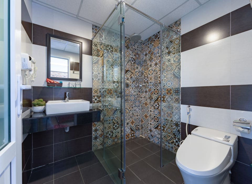 Superior Double Room | Bathroom | Shower, free toiletries, hair dryer, slippers
