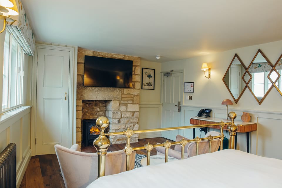 Signature Plus Double Room | Desk, iron/ironing board, free WiFi, bed sheets