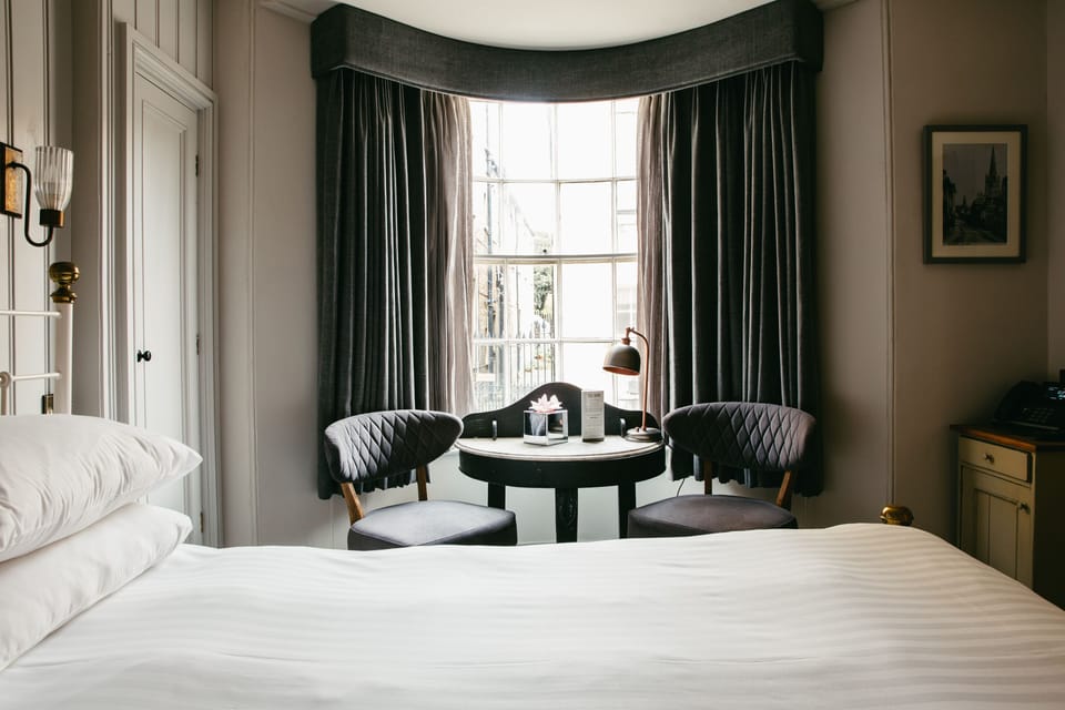 Cosy Townhouse Double Room | Desk, iron/ironing board, free WiFi, bed sheets