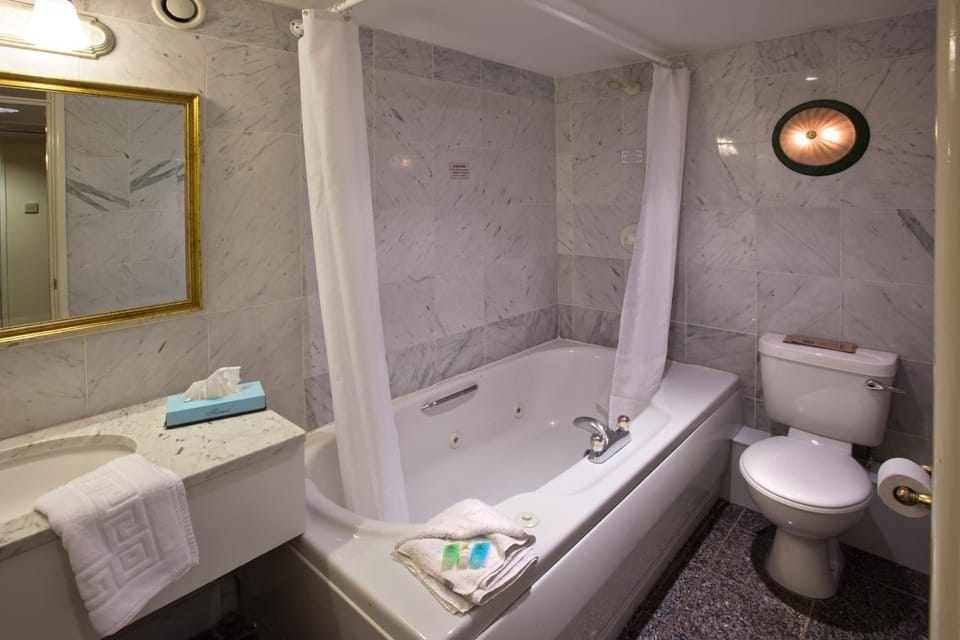 Executive Double Room | Bathroom | Combined shower/tub, free toiletries, hair dryer, towels