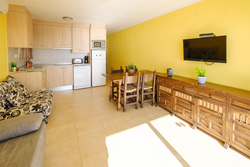 Apartment, 1 Bedroom (4 people, 5th floor, A/A, nº 25) | Private kitchen | Fridge, microwave, stovetop, coffee/tea maker