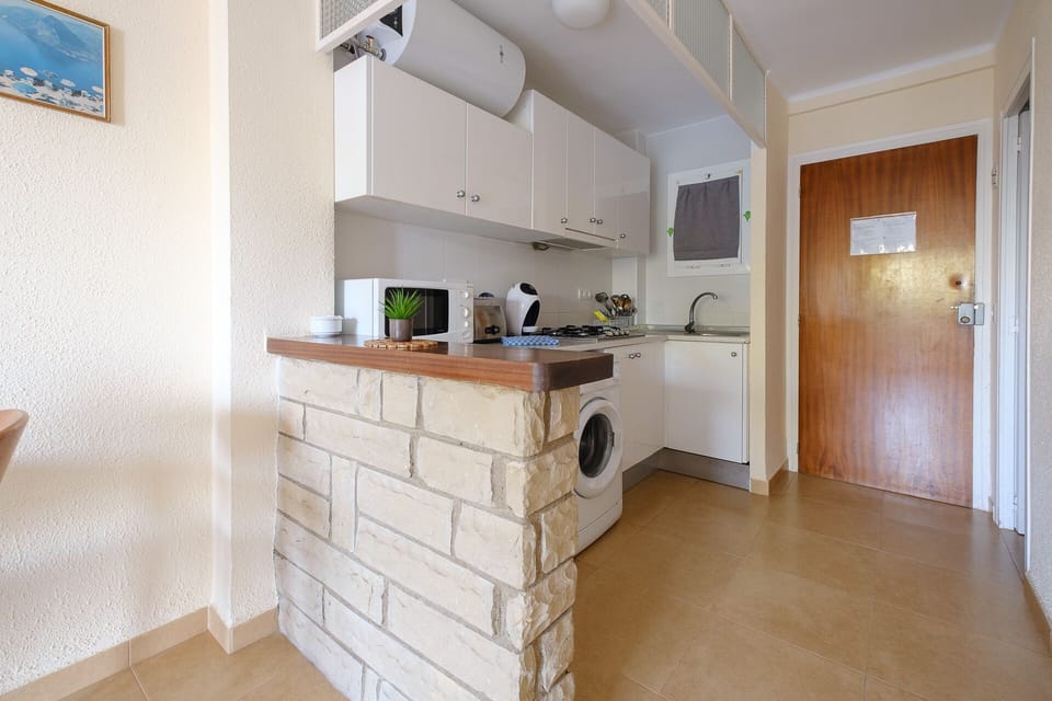 Studio (2 people, 1st floor - nº 2) | Private kitchen | Fridge, microwave, stovetop, coffee/tea maker