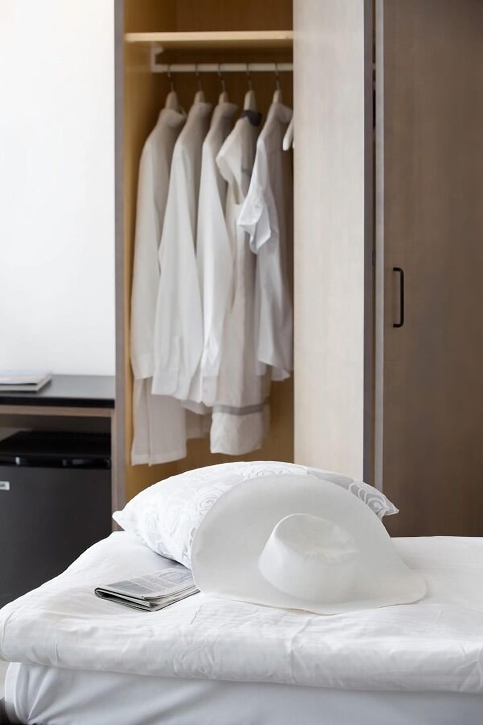 Minibar, in-room safe, desk, WiFi (free)