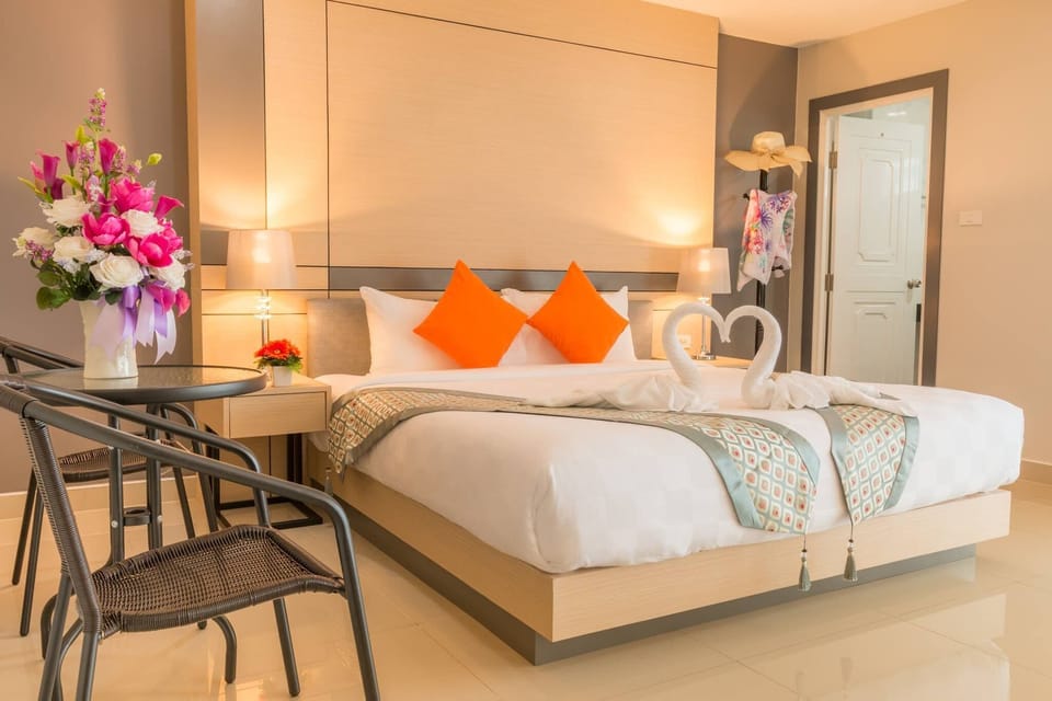 Minibar, soundproofing, WiFi (free), bed sheets