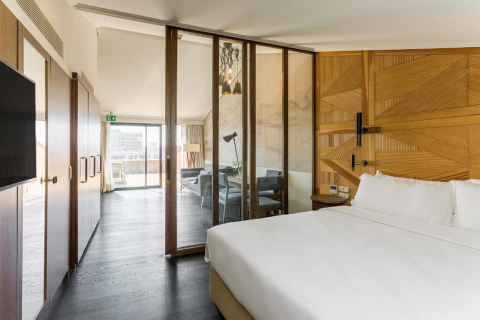Terrace Suite | Minibar, in-room safe, desk, laptop workspace
