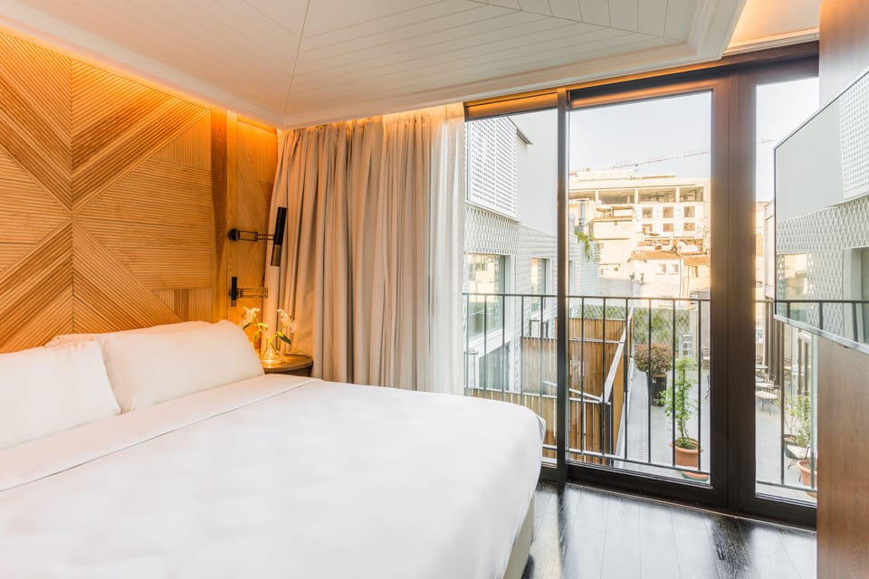 Deluxe Room | Minibar, in-room safe, desk, laptop workspace