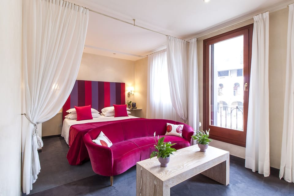 Deluxe Suite | Minibar, in-room safe, desk, cribs/infant beds