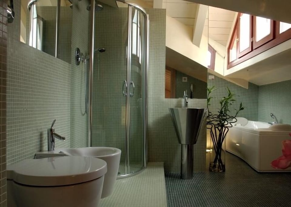 Junior Suite | Bathroom | Shower, hair dryer, bidet, towels