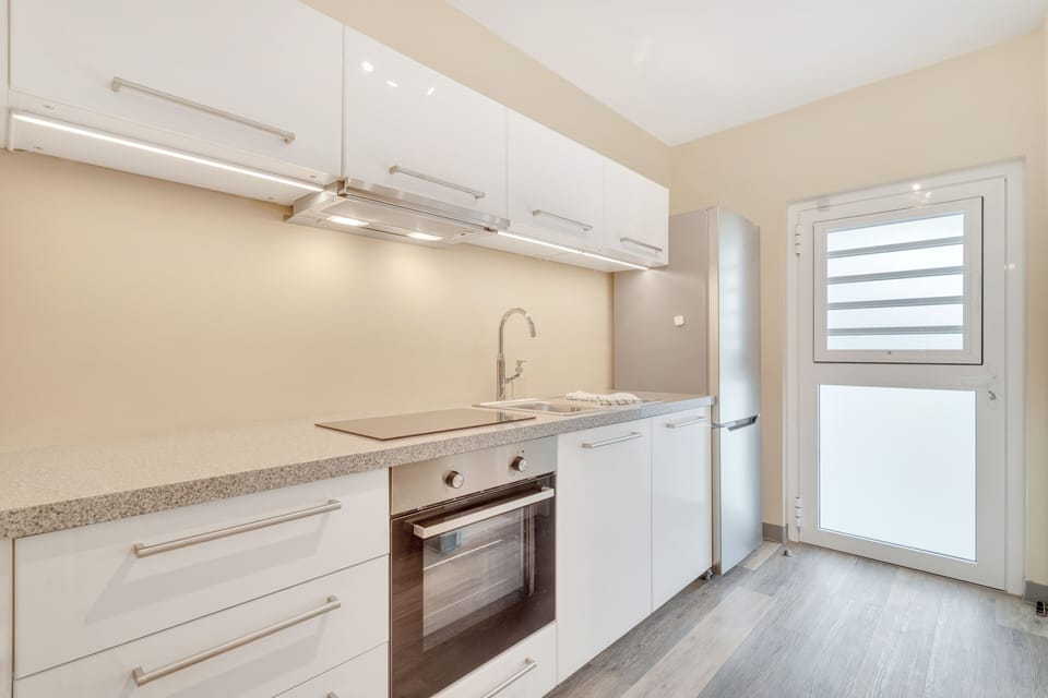 Deluxe Studio, Pool View, Poolside | Private kitchen | Full-size fridge, microwave, oven, stovetop