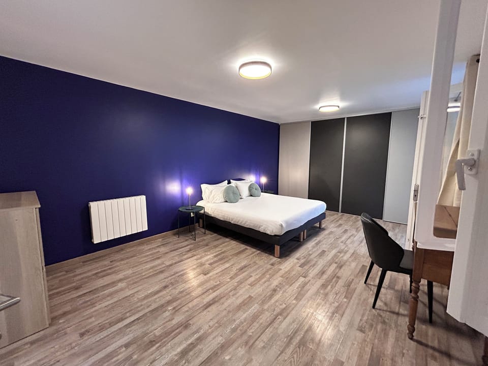 City Condo | Premium bedding, desk, soundproofing, iron/ironing board