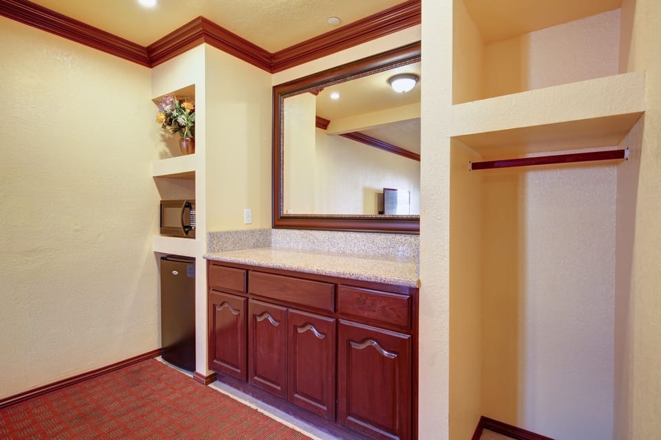 Premium Room, 1 King Bed | Mini-refrigerator