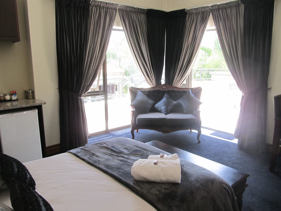 Royal En-suite 6 | Premium bedding, Select Comfort beds, in-room safe, blackout drapes