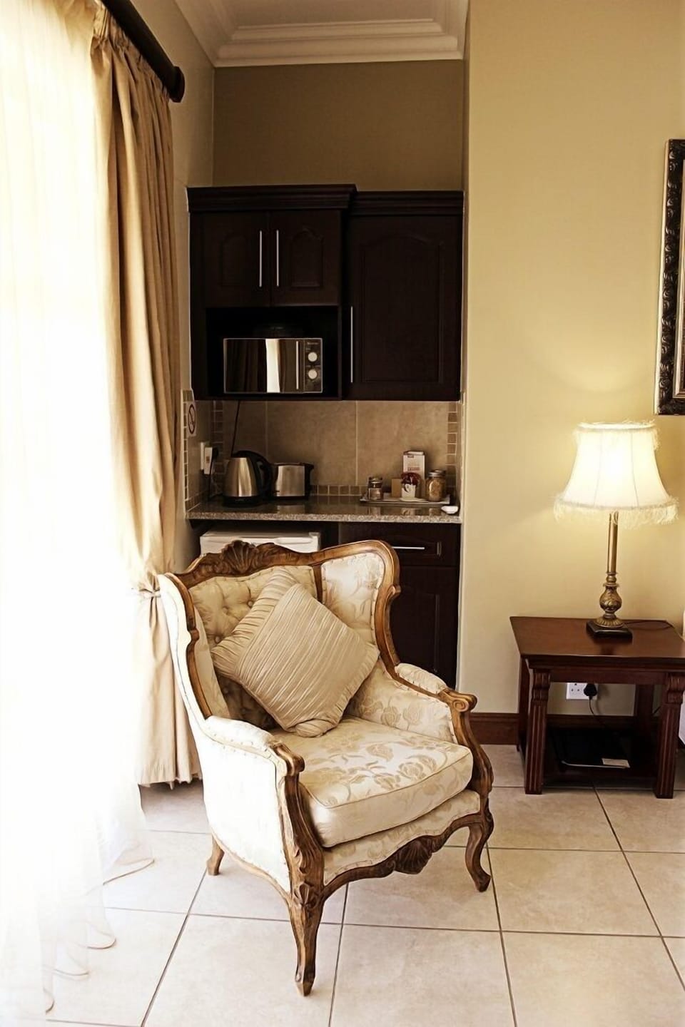 Room 2 Executive En-suite | Private kitchenette | Fridge, microwave, coffee/tea maker, electric kettle
