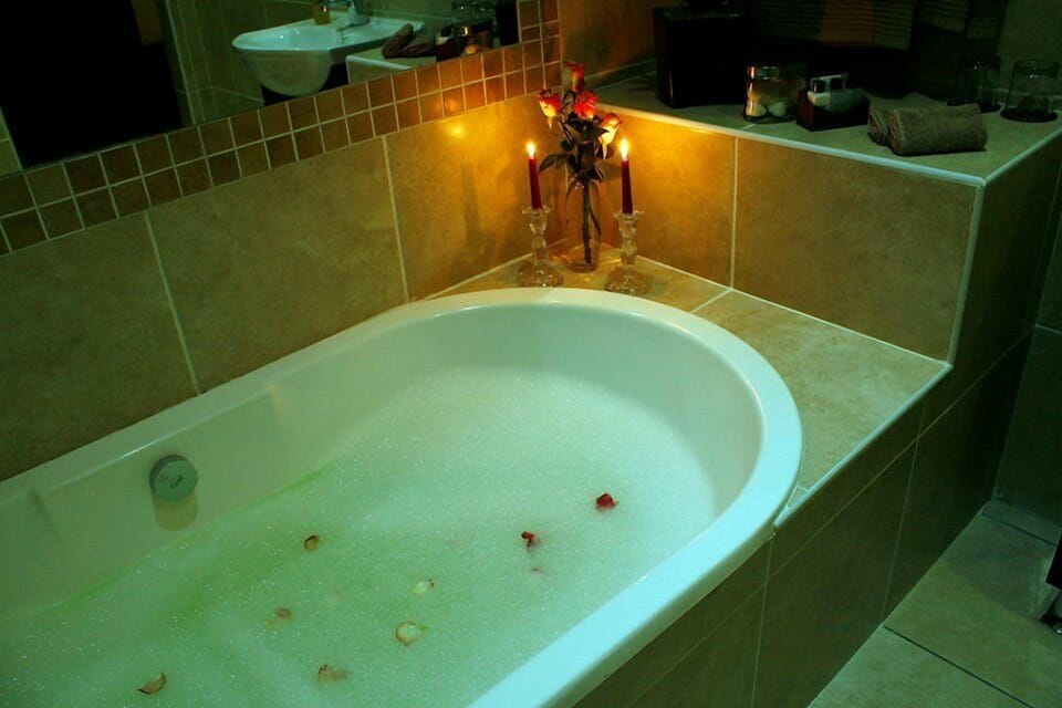 Deep soaking bathtub