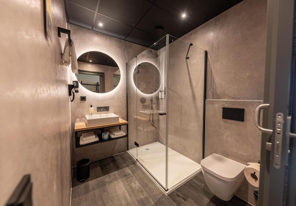 Standard Room, 1 King Bed, Non Smoking (with Sofabed) | Bathroom | Eco-friendly toiletries, hair dryer, towels, soap