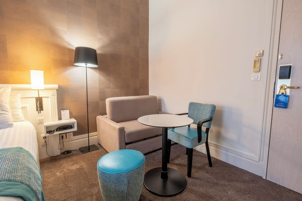Executive Room, 1 Queen Bed, Non Smoking | Premium bedding, pillowtop beds, minibar, in-room safe