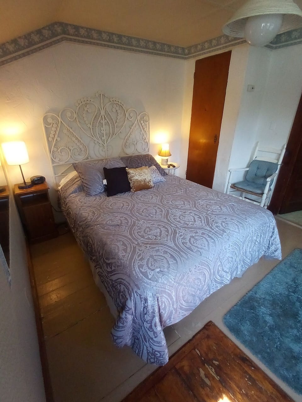 Standard Room, 1 Queen Bed | Iron/ironing board, free WiFi, bed sheets