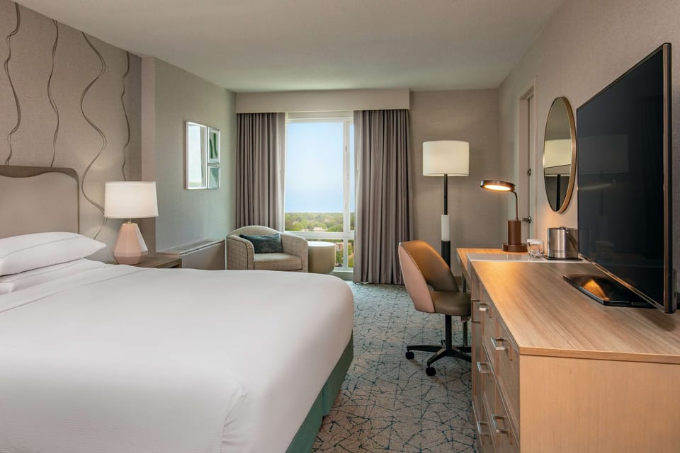 Room, 1 King Bed, Non Smoking | Premium bedding, pillowtop beds, in-room safe, desk